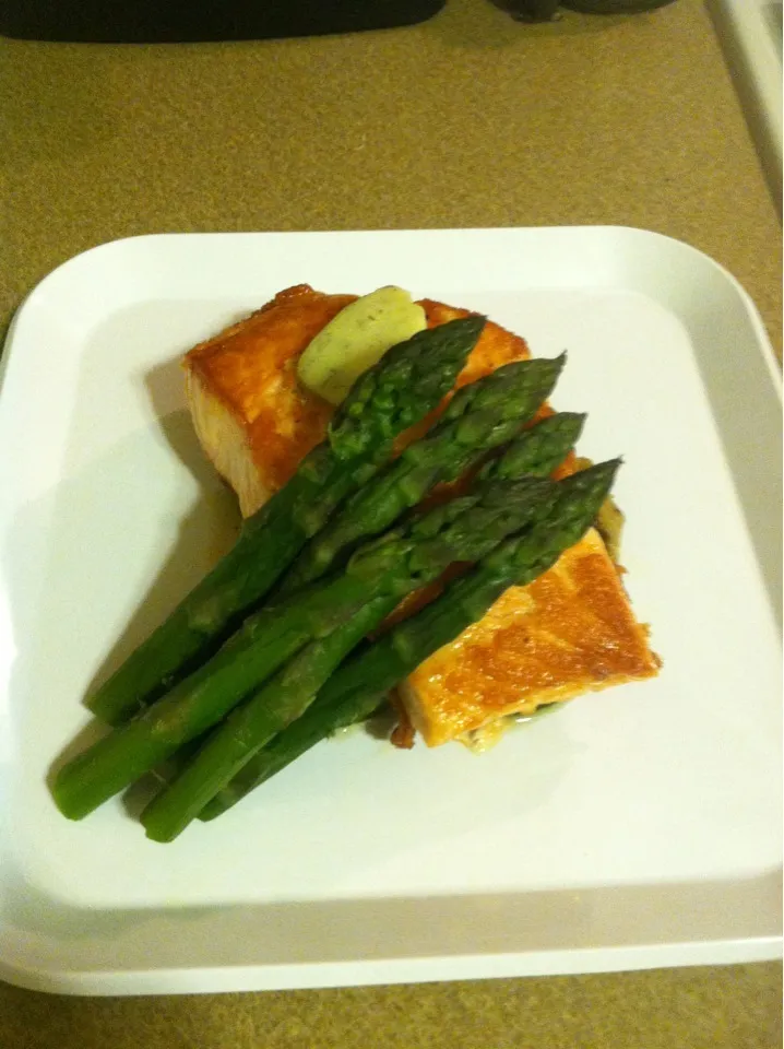 Pan seared organic salmon with roasted asparagus topped with dill butter|Mark Nataliさん