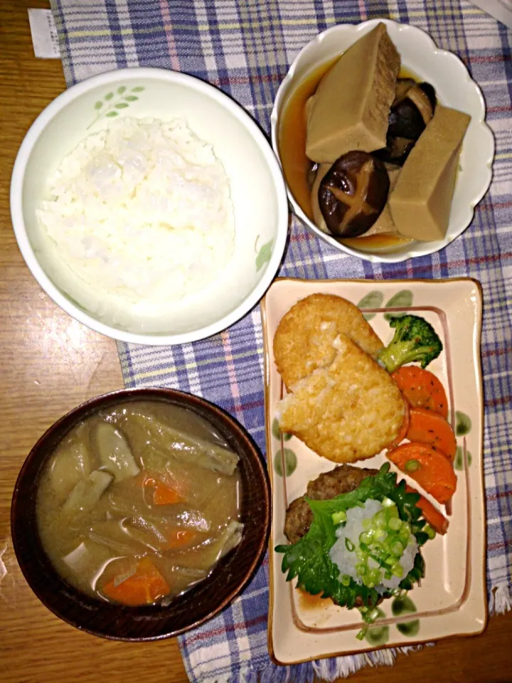 Snapdishの料理写真:ご飯、味噌汁、和風ハンバーグ、高野豆腐の煮物|ピンコさん