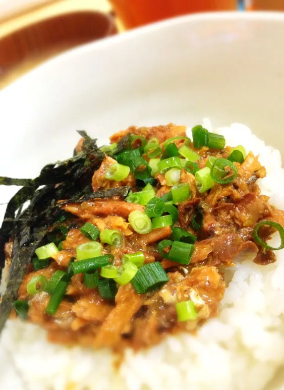 Snapdishの料理写真:さんまの蒲焼き柚子胡椒丼|寺尾真次さん