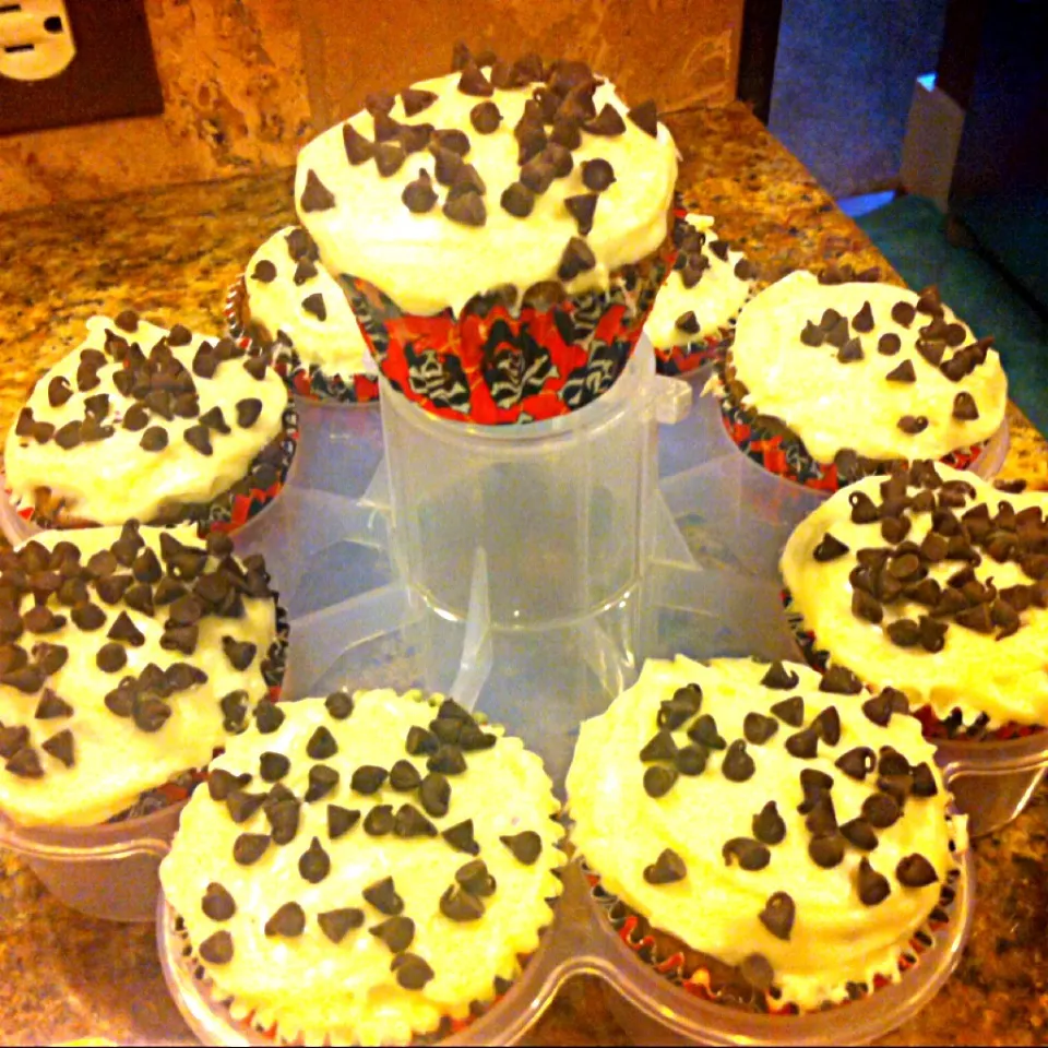 Banana chocolate chip cupcakes with cream cheese frosting and mini chocolate chips|virginia frasseさん