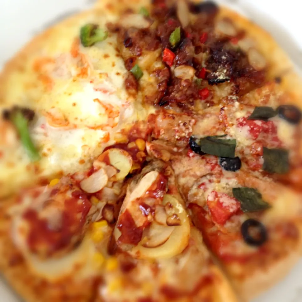 Snapdishの料理写真:Domino Pizza. 2013/5/17 Lunch.|Comer Ruyeeさん