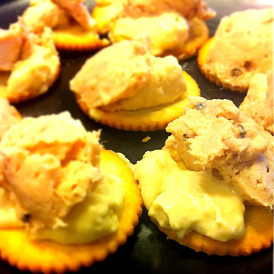 Tuna cracker with cream cheese|Paradee Latpittayaさん