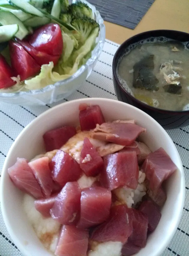 マグロ丼・グリーンサラダ・大根とじゃがいもにワカメの味噌汁|coco食堂さん