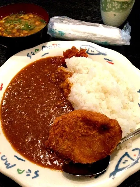 あらびきキーマカレー牛肉コロッケ付＆鮭のアラ出しなめこ汁|ponnaoさん