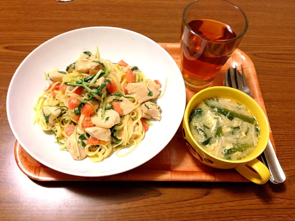 水菜とトマトと鶏肉の塩麹パスタ、にらたますーぷ♡|すやまみさきさん