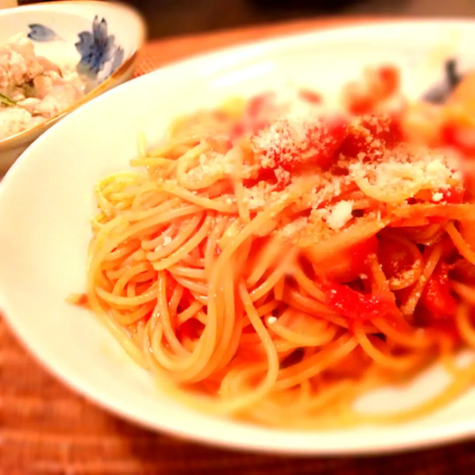 Snapdishの料理写真:今日は花金ですから！トマトソースパスタに鶏肉とオクラのソテー。|松浦有里さん