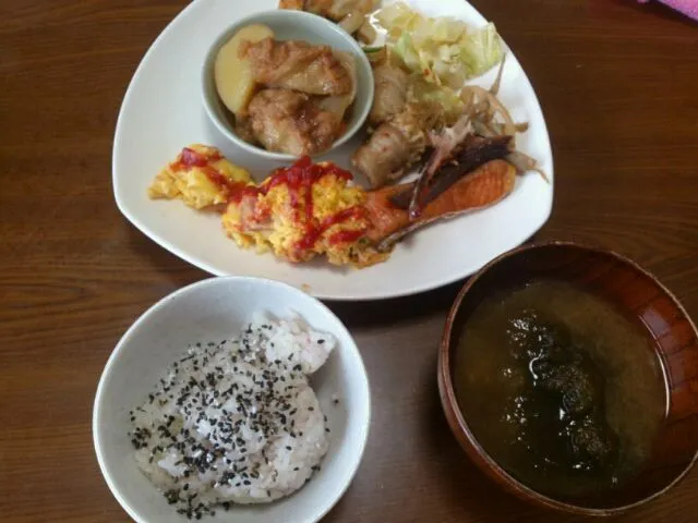 油ふの煮物、蓮根きんぴら、焼き魚、えのきのにくまき、雑穀ごはん、大豆のお味噌汁、|わたなべちかさん