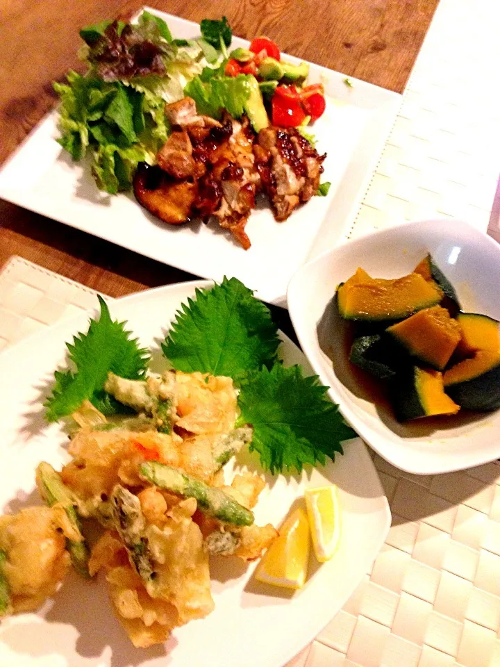 塩糀チキンの照り焼き🐔海老とアスパラのかき揚げ、ルクエで麺つゆだけで作ったカボチャの煮物🎃|まみりんごさん