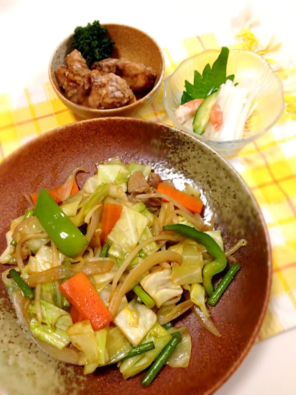 野菜種類たっぷり野菜炒め✨鳥の唐揚げ✨大根サラダ|e☆さん