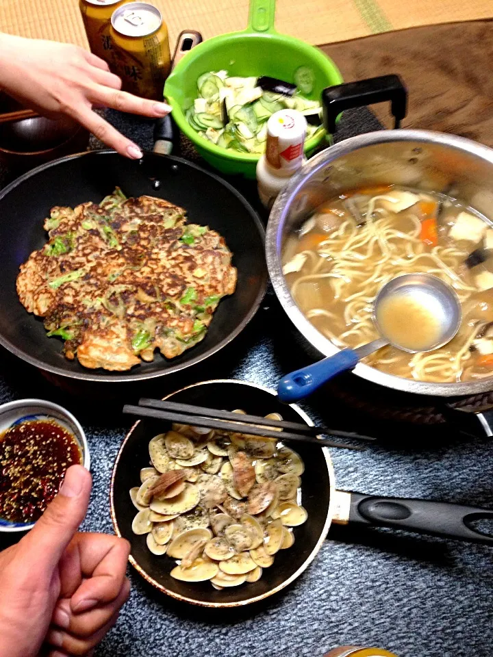 潮干狩りからのあさり酒蒸しバターバジル、鍋の残り汁、ちゃんぽん麺、牛スジチヂミ、夏野菜の漬け物サラダ仕立て🍴|きよながさん