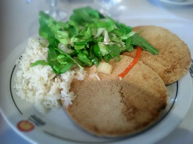 Milanesas de soja  con arroz y ensalada verde y apio. 
Breaded soy steak (cutlet) with white rice and green salad/celery.|alejandro bellocさん