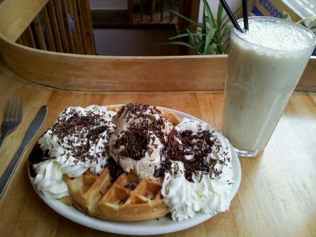 Snapdishの料理写真:waffle sundae with baileys ice cream and banana smoothie|karenyuenさん