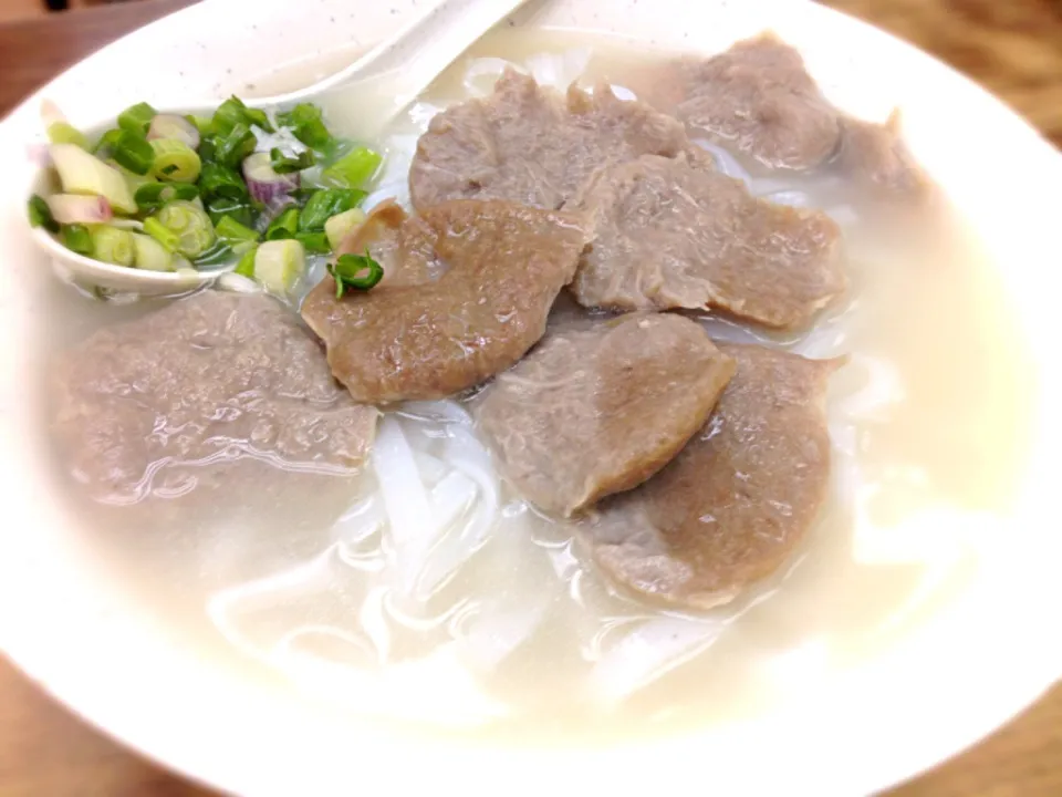 Snapdishの料理写真:手打鮮牛肉餅粉麺 Rice noodle with beef cakes|Junya Tanakaさん