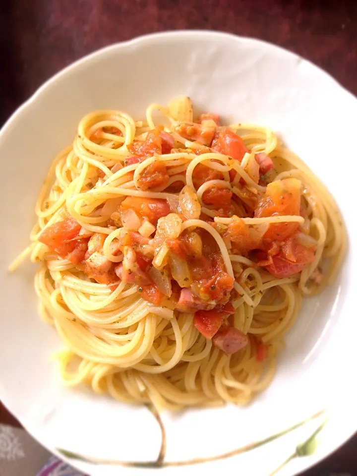 新タマネギのトマトバジルソースパスタ|香山ありすさん