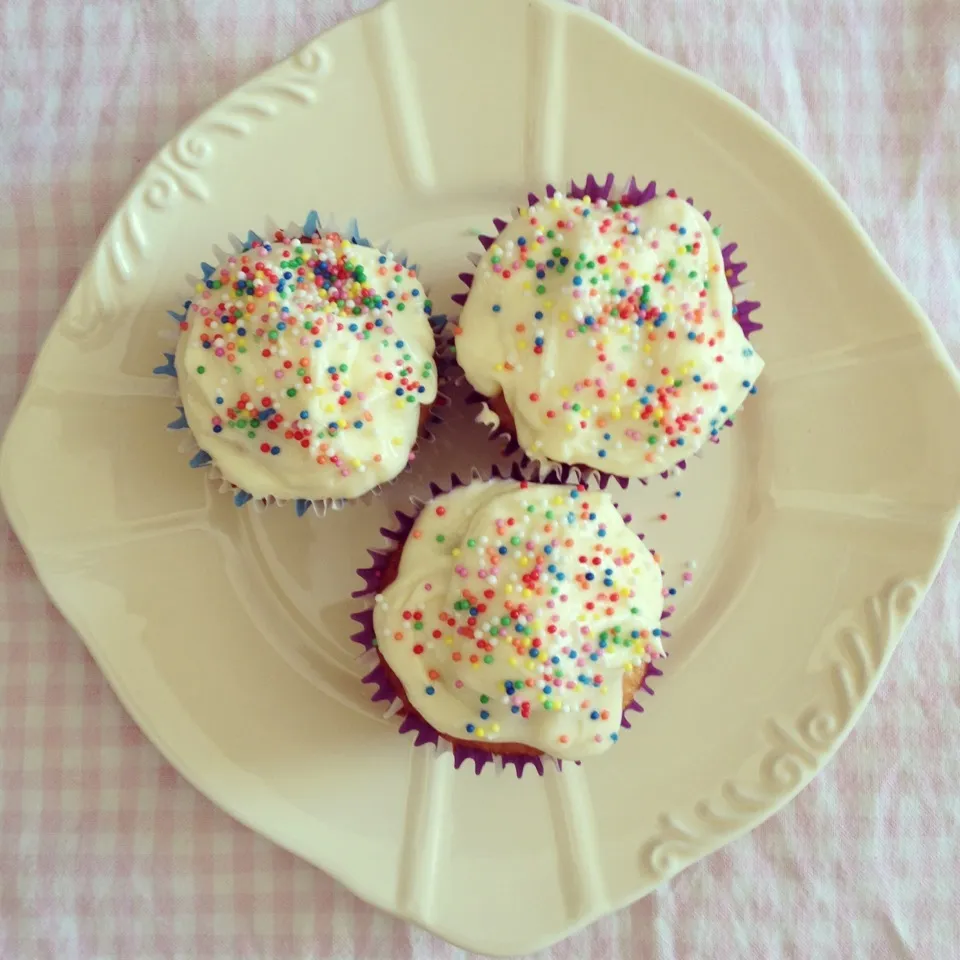 Vanilla Cupcakes with Cream Cheese Frosting|12Dragonさん