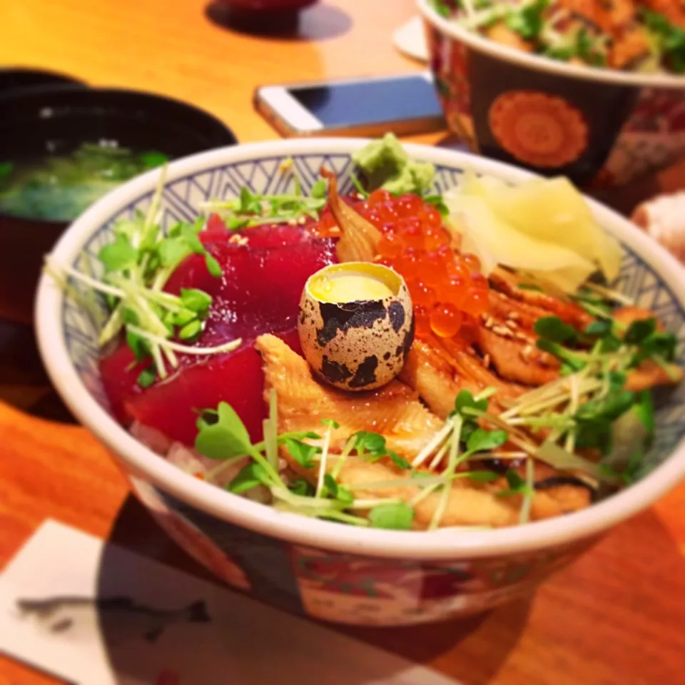 漬けマグロと穴子丼でランチ〜|ベルさん