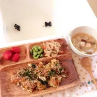 Snapdishの料理写真:chihiroのごはん ひじきほうれん草お好み焼き、枝豆、切り干し大根、なめこ油揚げみそ汁、苺