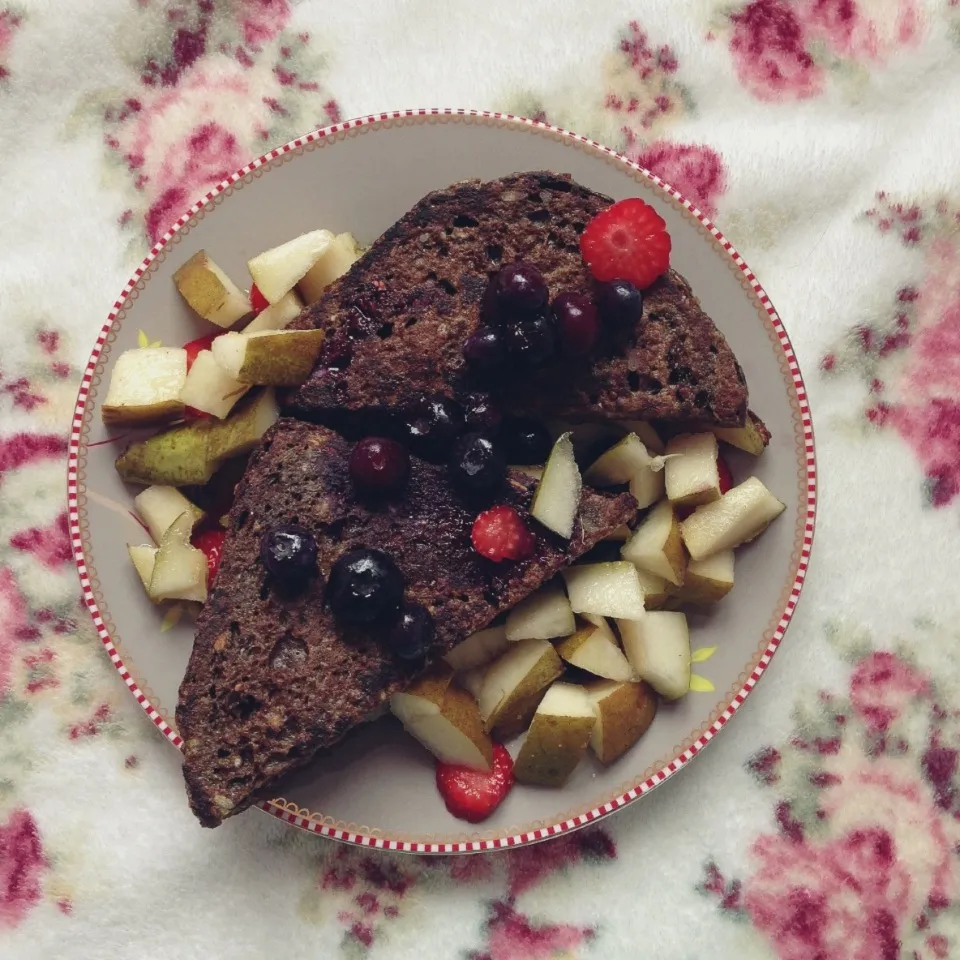 Whole wheat cinnamon french toast with peanut butter, pear, warm blueberries and a few strawberries|Rianneさん