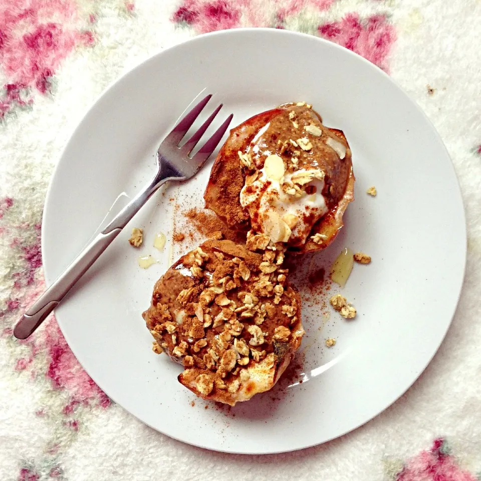 Baked cinnamon apple with yogurt, almond butter and honey granola|Rianneさん