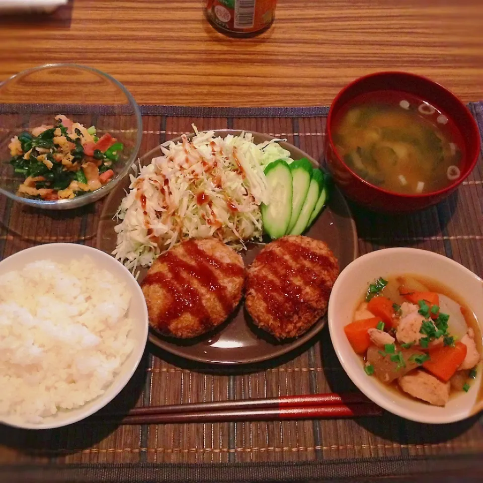 Snapdishの料理写真:カボチャコロッケ、鶏肉人参大根の煮物、ほうれん草とベーコンのソテー|はるさん