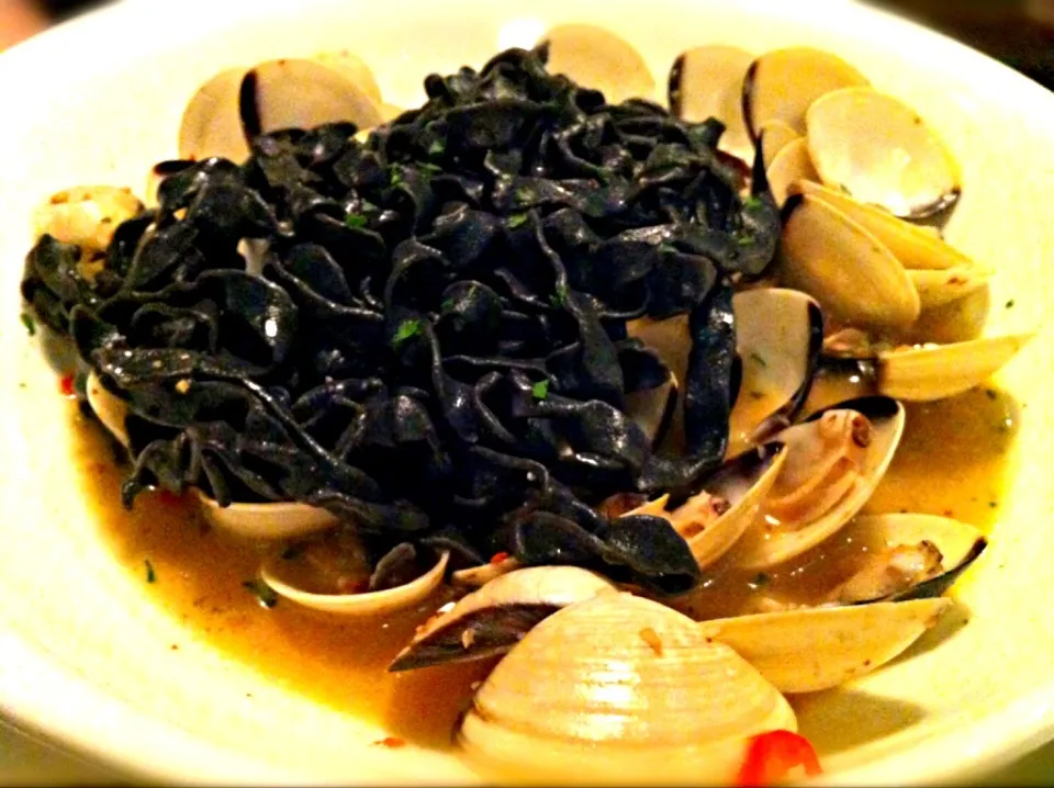 vongole squid ink pasta|mystiqueさん