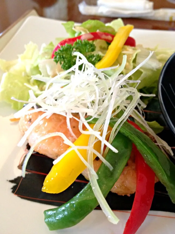 サーモンのムニエル、今日のランチ|たつやさん