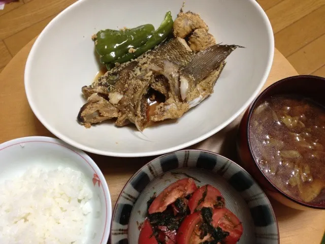 煮魚、トマトの青海苔和え、キャベツの味噌汁|ひろひろさん