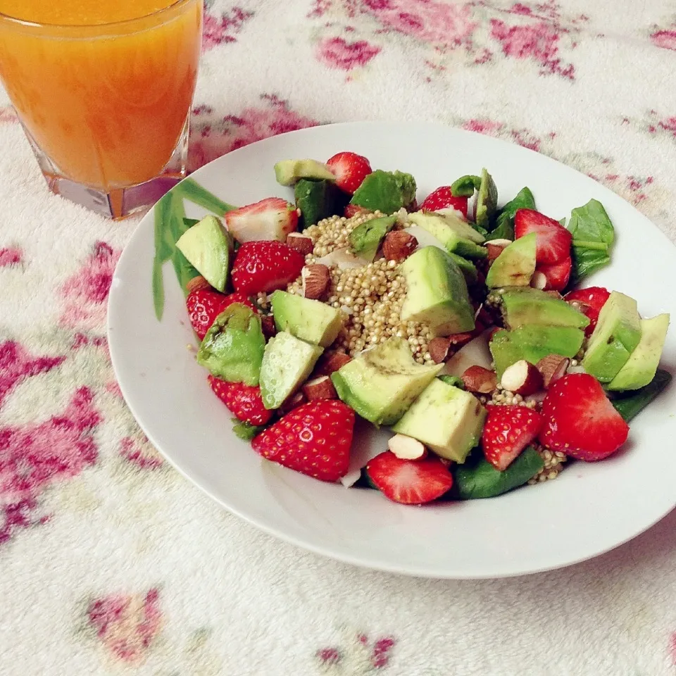 Quinoa salad with spinach, strawberries, avocado and chopped almonds|Rianneさん