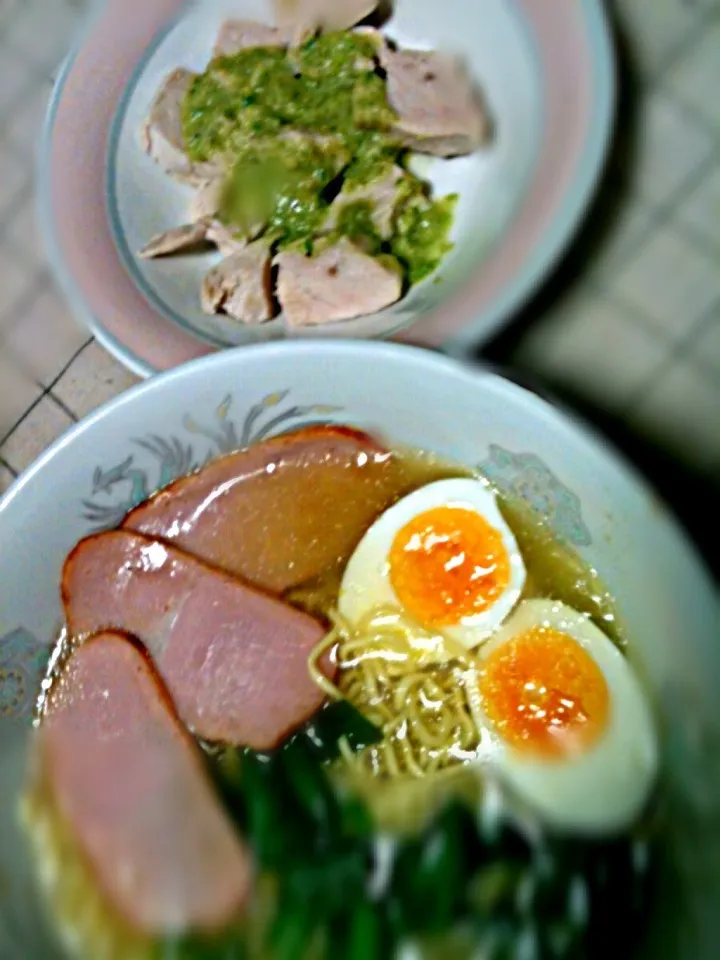 Snapdishの料理写真:5/14 鶏ハムネギ塩ソース，マルちゃん製麺塩ラーメン|kykyさん