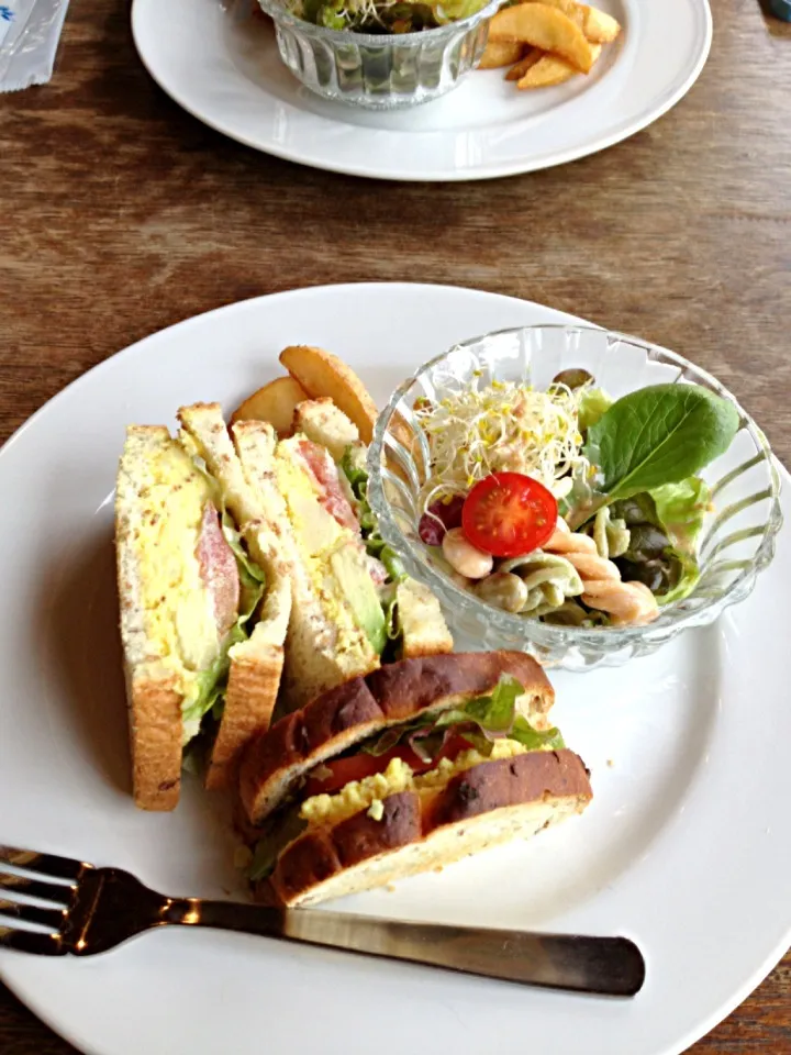 カフェでランチ アボカドとポテトサラダのサンドウィッチ|asakoさん