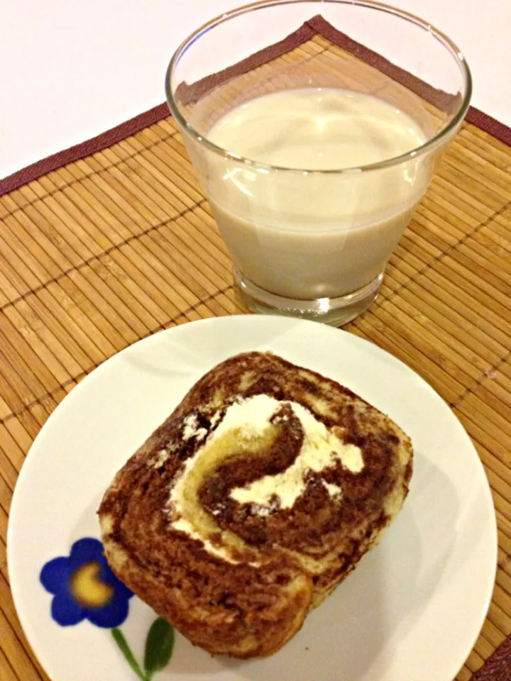 chocolate roll & almond milk|Cloudy Gさん