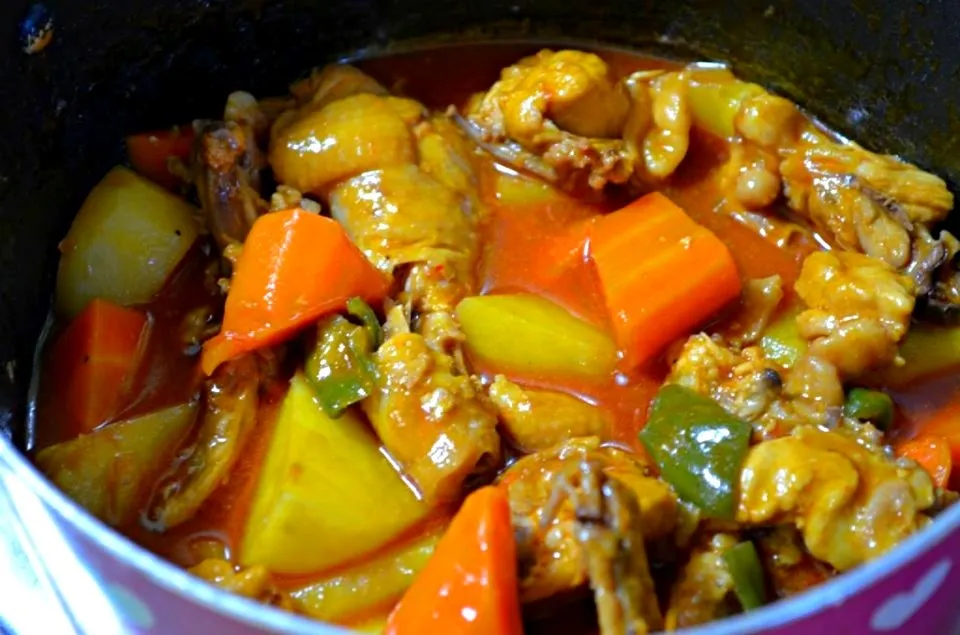 Chicken Afritada (pinoy chicken stew in tomato sauce)|Erika Kuriharaさん