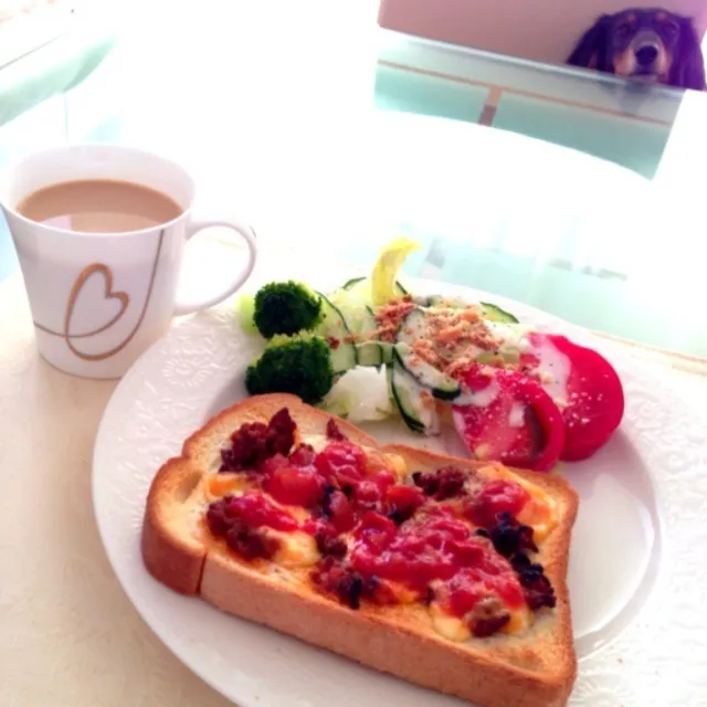 Snapdishの料理写真:キャップのタコライスの残りでタコピザトースト☕🍞|ベルさん