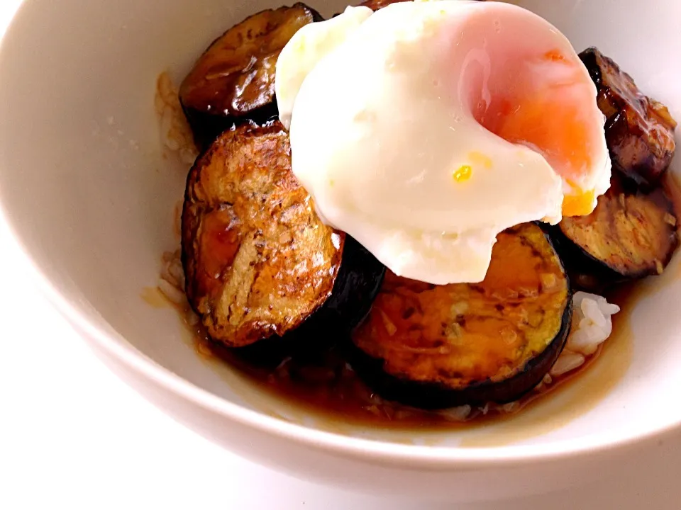 ナスの照り焼き丼温泉卵のせ|いしもんさん