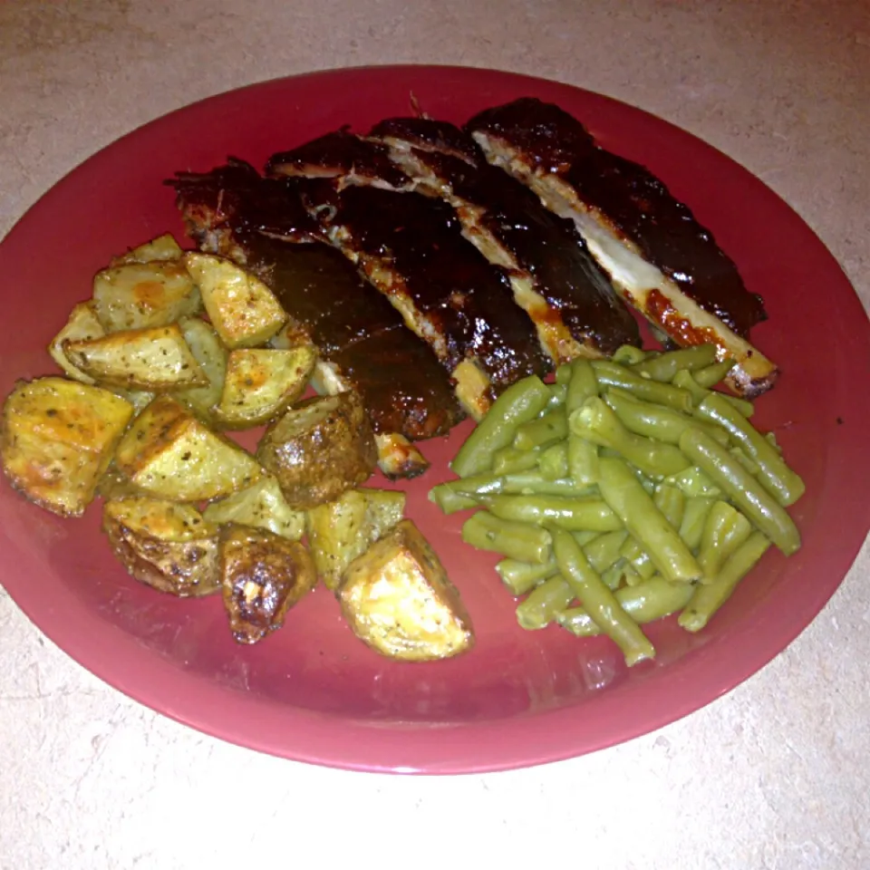 Oven baked BBQ ribs with roasted potatoes & green beans|Neal Groveさん