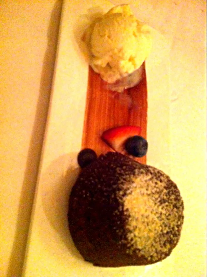 Snapdishの料理写真:Chocolate fondant with ice cream|skyblueさん