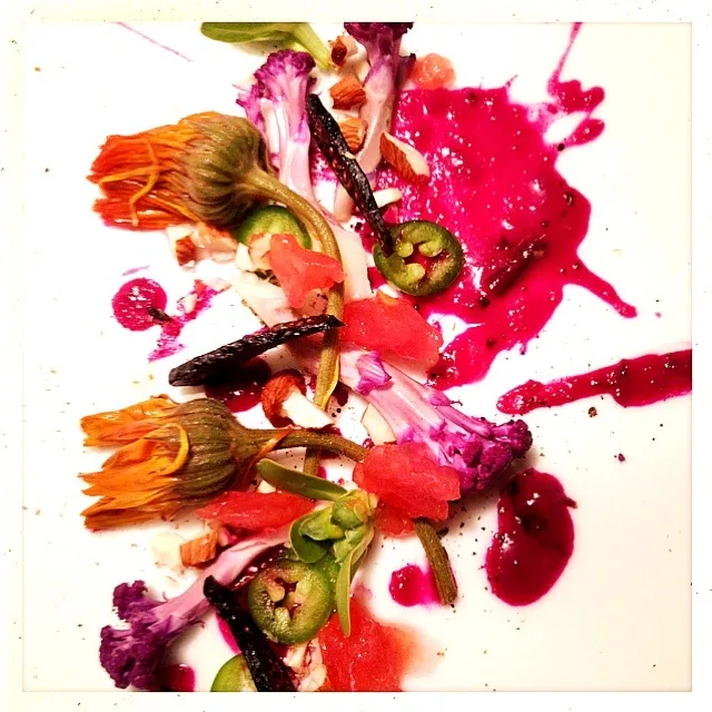 JUNIPER PICKLED CALENDULA. CAULIFLOWER. SERRANO. ALMOND. DATE. HEIRLOOM TOMATO. PURSLANE|GREG ARNOLDさん