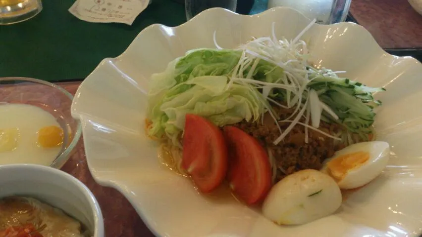 お昼ご飯はジャージャー麺と叉焼ご飯。サラダ仕立てのジャージャー麺はピリ辛が美味しい！|SATOSHI OOCHIさん