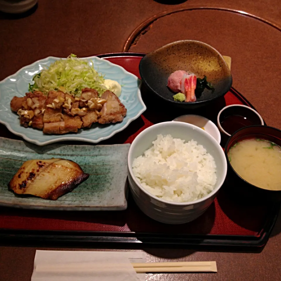 Snapdishの料理写真:鶏の竜田揚げと魚定食|skeisさん