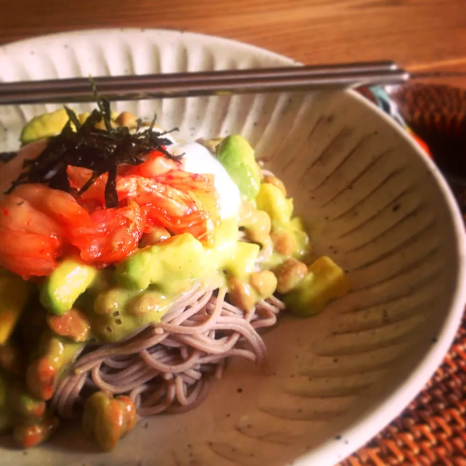 Snapdishの料理写真:アボカド納豆キムチ蕎麦(*☻-☻*)|おかなさん