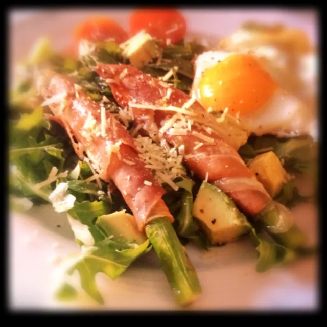 Asparagus wrapped in prosciutto and Creme cheese, rocket, avocado and tomato salad and sunny side up egg|moonbunnyさん