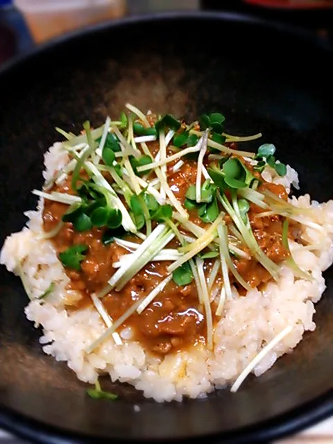 余った鶏肉とチーズの炊き込みご飯にカレー|小栗大介さん