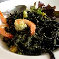 Black squid ink pasta with prawn in pesto sauce|Patty Boonsarngさん