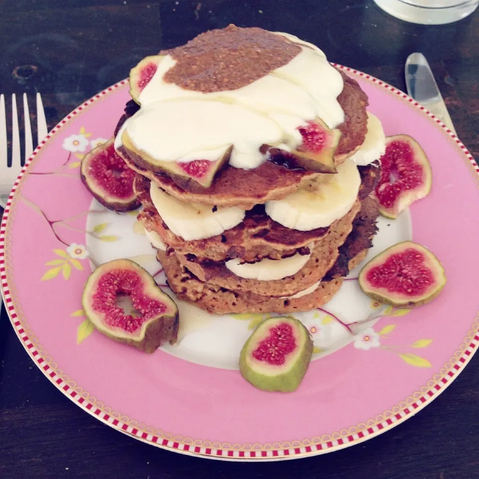 Snapdishの料理写真:Oatmeal carrot cake pancakes with bananas, figs, soy yoghurt and almond butter|Rianneさん