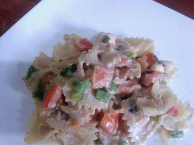 Snapdishの料理写真:Tuna Salad Bowtie Pasta|ninafuadさん