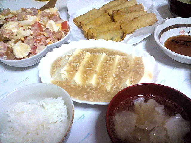 豆腐のそぼろあん☆シーザーサラダ☆春巻き☆キャベツと挽き肉のスープ|みぽりんさん