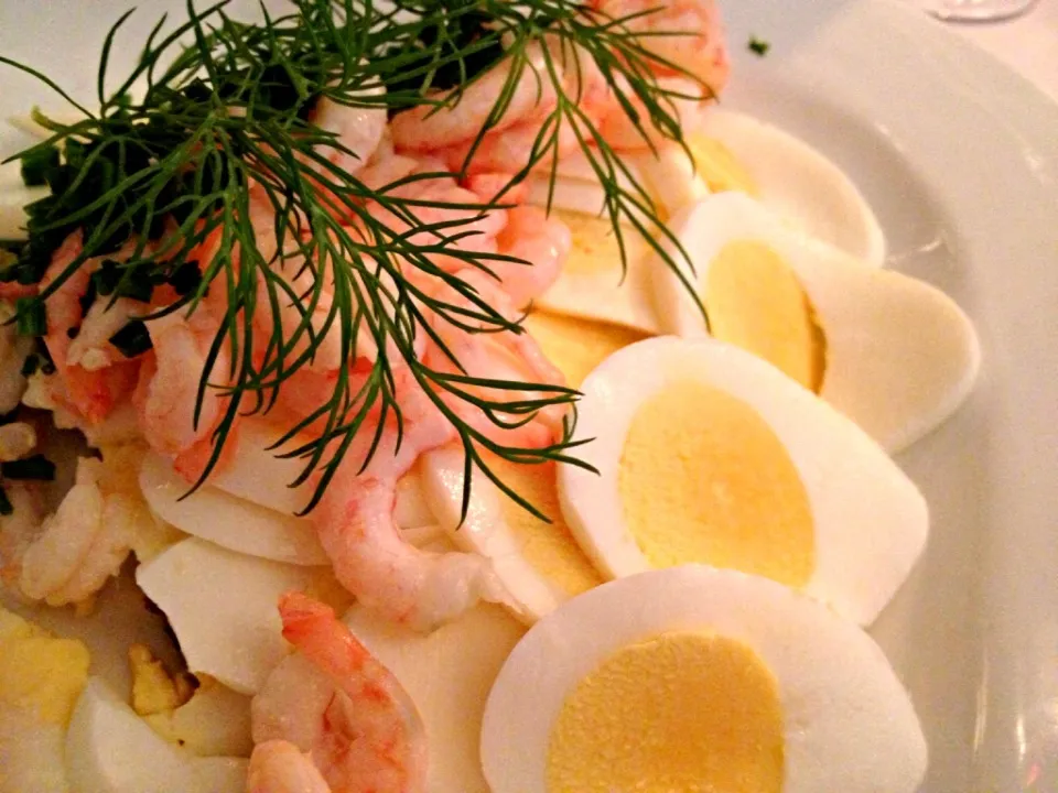 Prawn and egg open face sandwich|squinkyさん