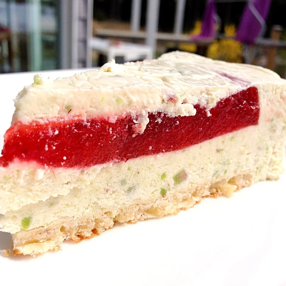 Snapdishの料理写真:Rhubarb and Strawberry Jelly Cake|Patrikさん