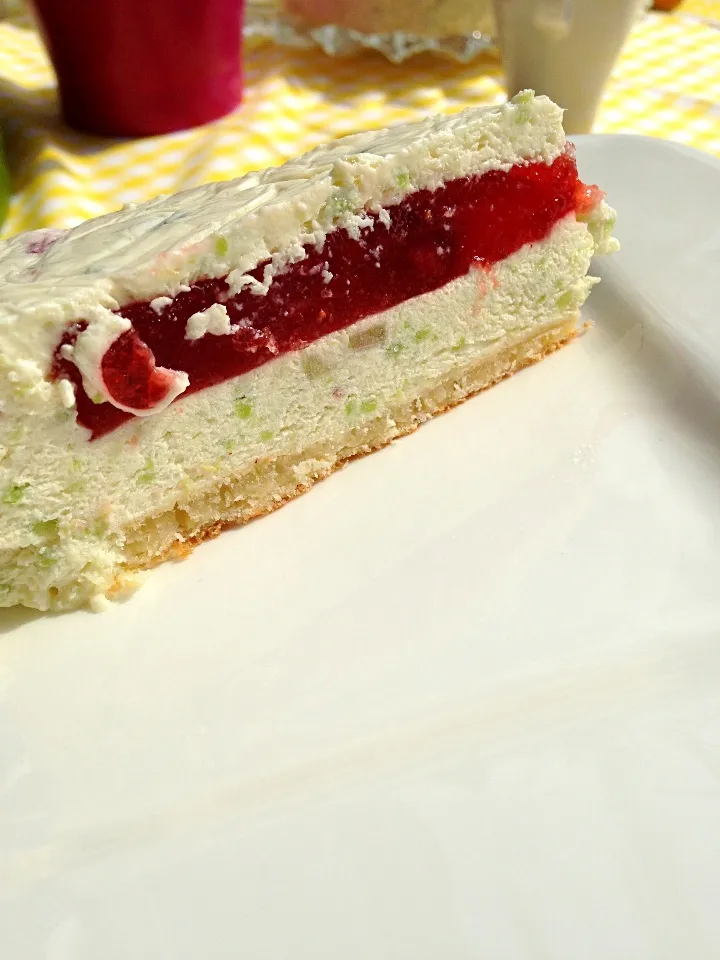 Rhubarb and Strawberry Cake|ozzy sparaさん