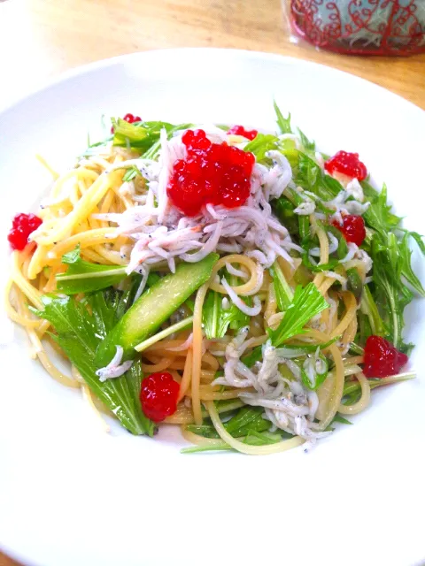 Snapdishの料理写真:初夏のパスタ★しらすとアスパラと水菜のパスタ 筋子の醤油漬けをトッピング♪|akiさん